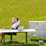 10459716-jeune-femme-d-39-affaires-dans-le-bureau-de-nature-pre-ensoleillees-de-detente-derriere-la-table